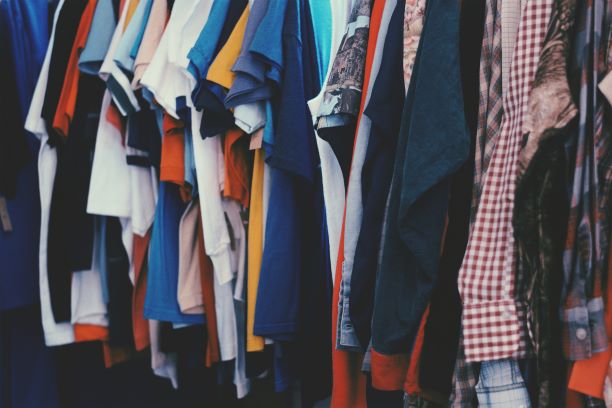 Foto van een rek kleding, Koningsdag 2020